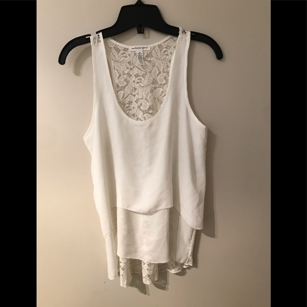 Camisole a volants et dos en dentelle